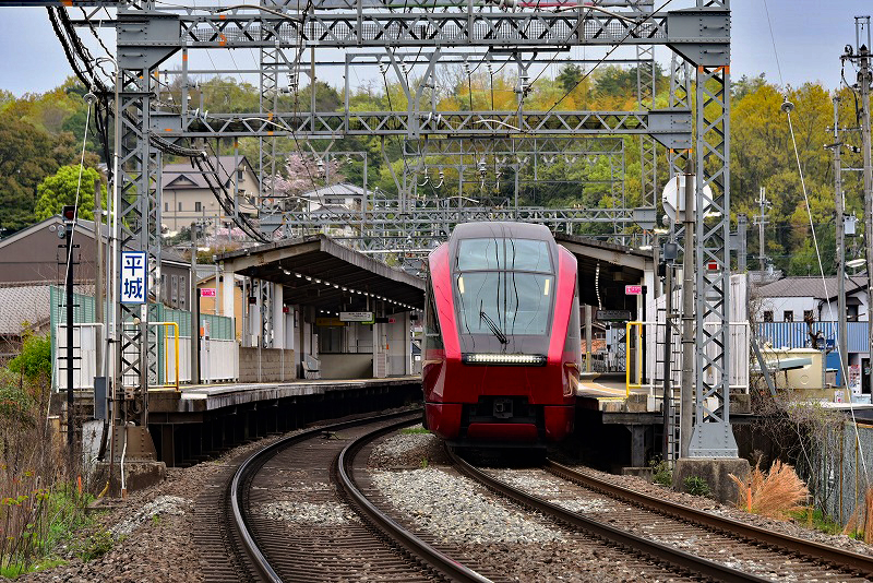 京都線平城駅を通過する「ひのとり」