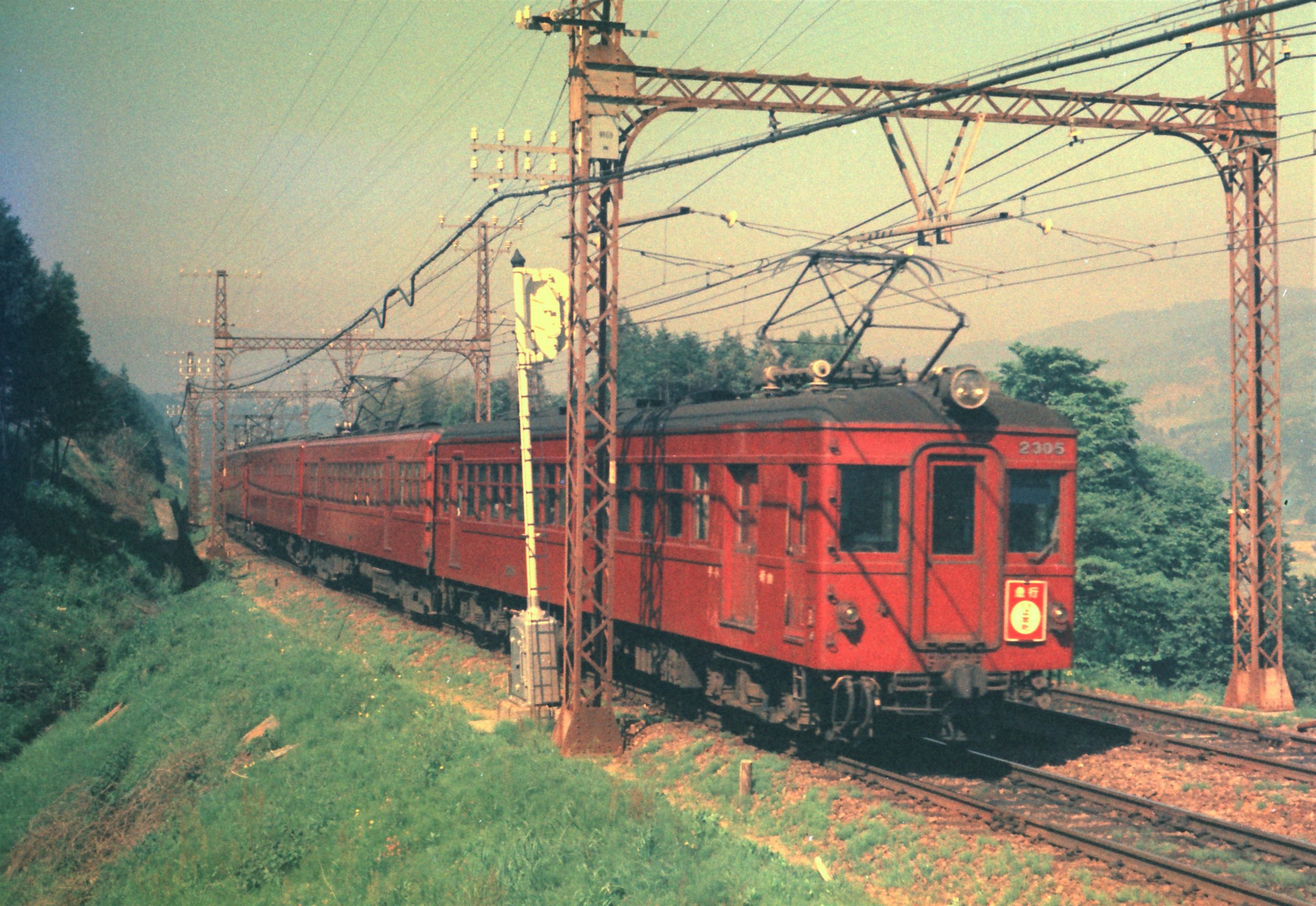 長谷寺付近を走るモニ2305他