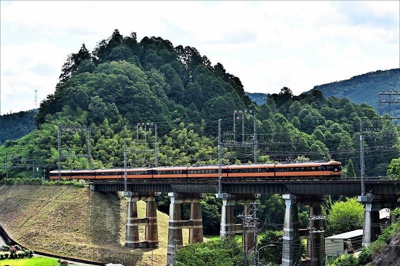 ８両編成で走る上本町行き