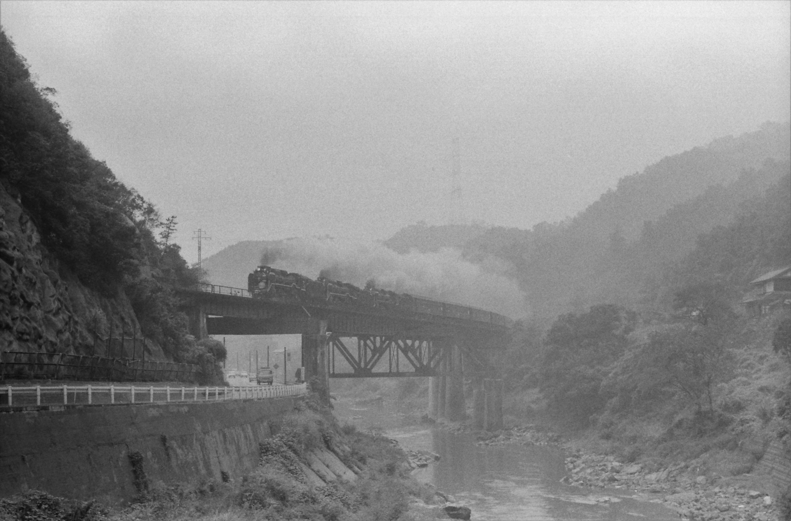 雨降る中D51三重連が大和川を渡る S46.9.26　河内堅上-王寺間