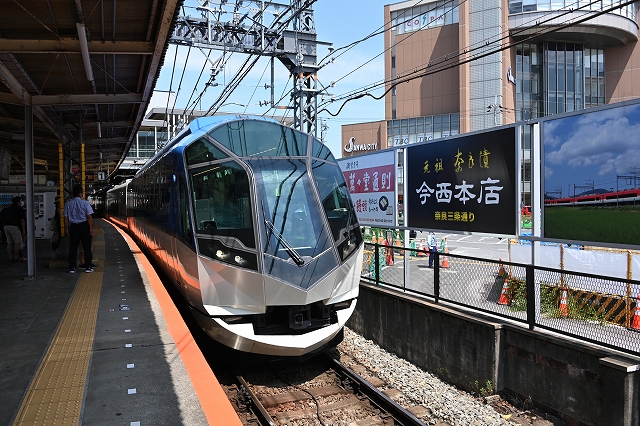 大和西大寺駅に着いた「しまかぜ」