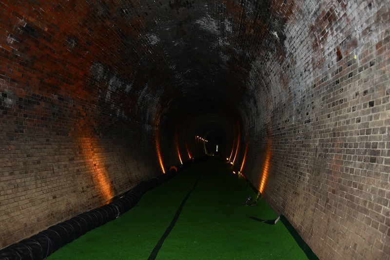 レンガづくりの亀の瀬トンネル。