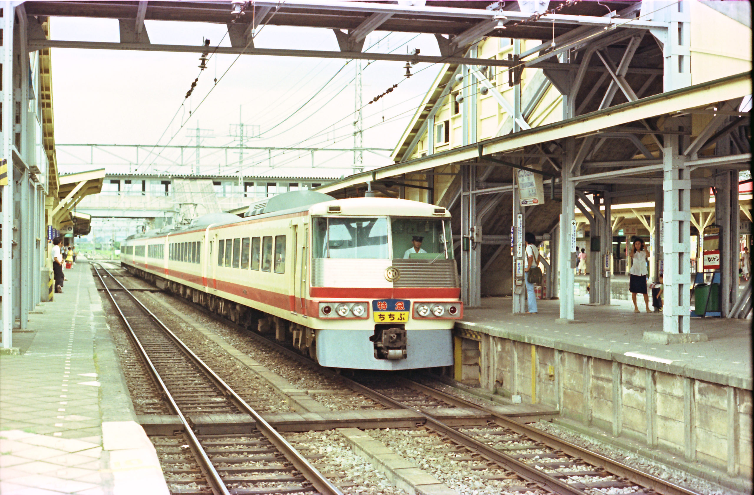 西武鉄道のクイーン５０００系レッドアロ