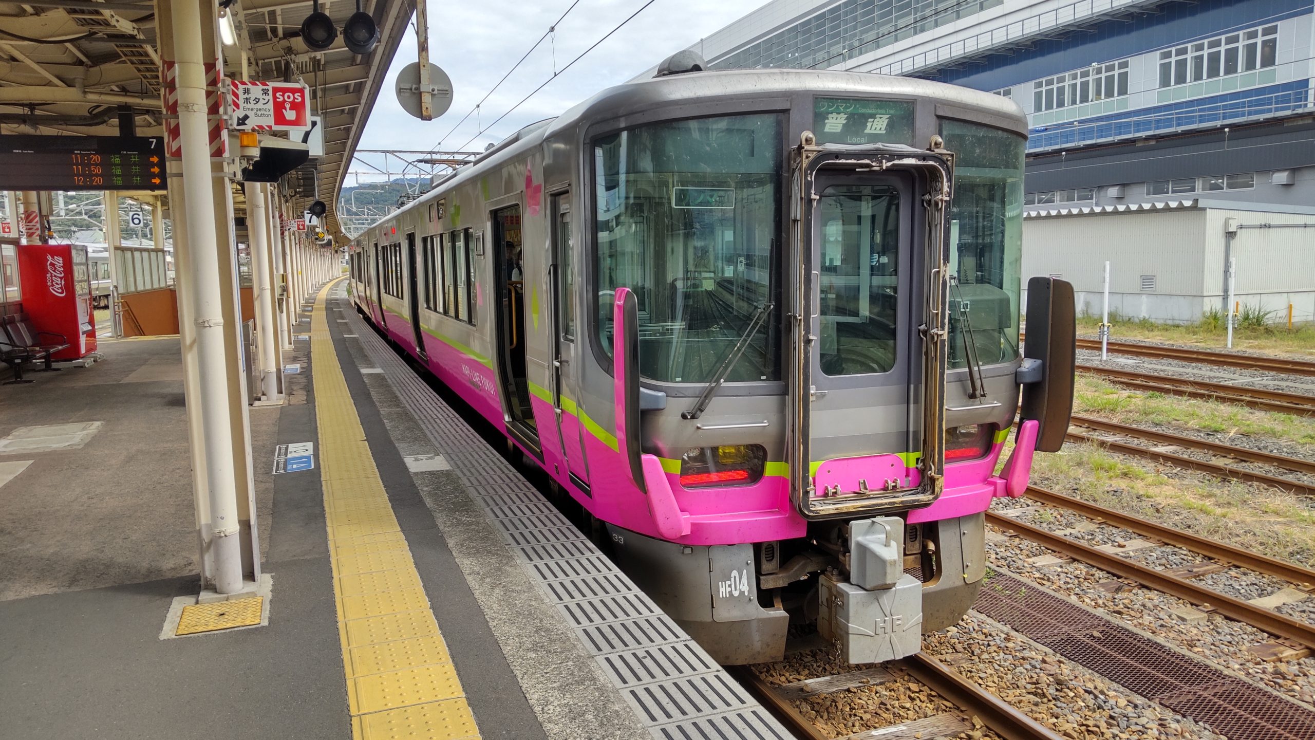 敦賀停車中の「ハピラインふくい」の521系電車